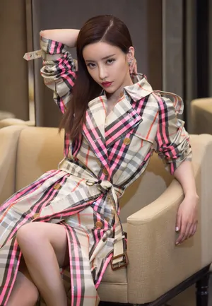 刘凡菲巴宝莉风衣性感图片_2