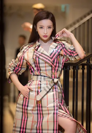 刘凡菲巴宝莉风衣性感图片_3
