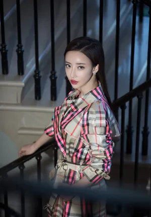 刘凡菲巴宝莉风衣性感图片_4