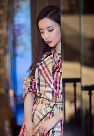 刘凡菲巴宝莉风衣性感图片_7