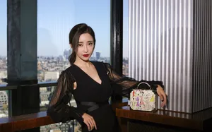 刘凡菲国外旅拍图片_8