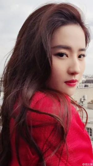 神仙姐姐刘凡菲时尚街拍白嫩美腿吸人眼球