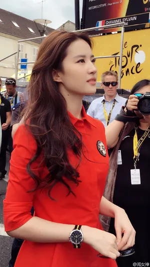神仙姐姐刘凡菲时尚街拍白嫩美腿吸人眼球_3