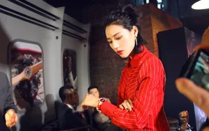 董琦美艳红裙活动照图片_3