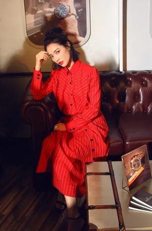 董琦美艳红裙活动照图片_4
