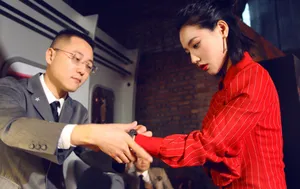 董琦美艳红裙活动照图片_5