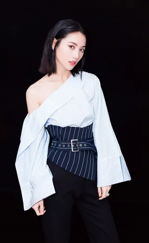 董琦性感露肩诱人写真图片_3