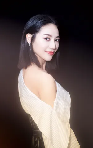 董琦性感露肩诱人写真图片_4