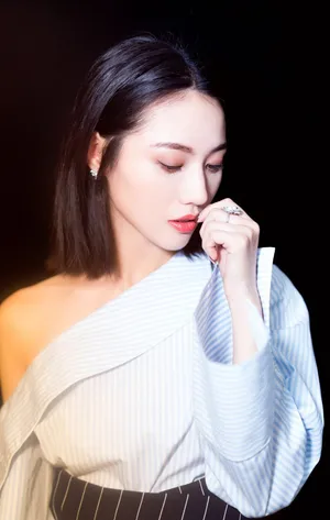 董琦性感露肩诱人写真图片_5