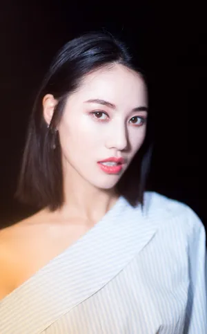 董琦性感露肩诱人写真图片_6
