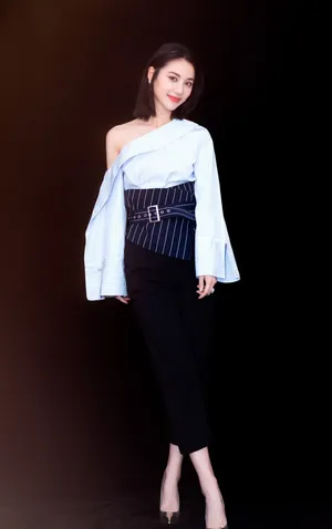 董琦性感露肩诱人写真图片_7