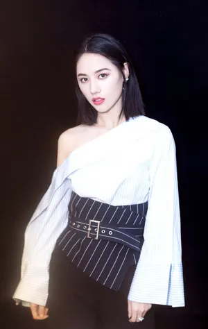 董琦性感露肩诱人写真图片_8