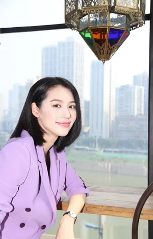 董琦紫色西装魅力写真图片_2