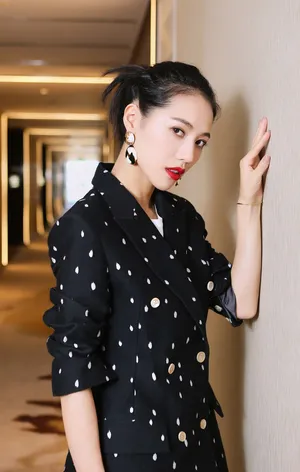董琦时尚干练写真图片