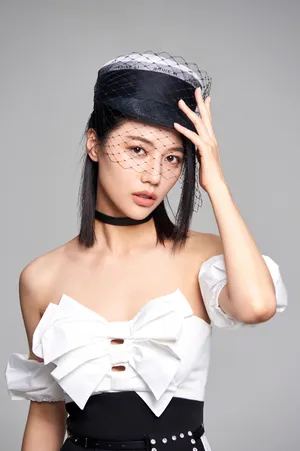 董琦性感露肩时尚写真图片_1