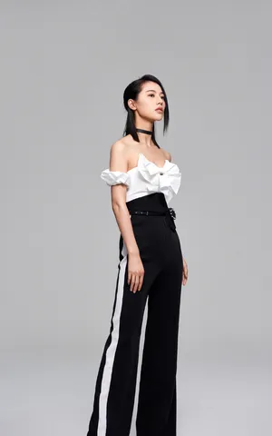 董琦性感露肩时尚写真图片_2