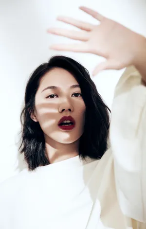 董琦性感妩媚时尚写真图片