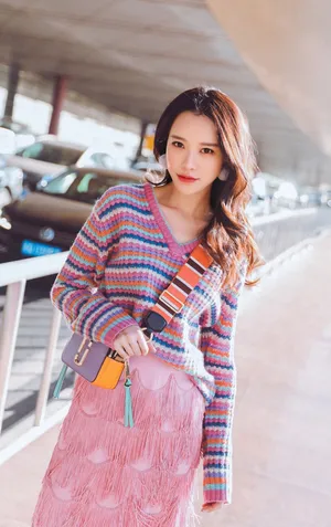 黄一琳清新甜美机场照图片