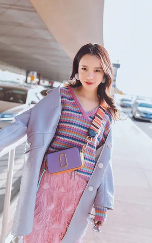 黄一琳清新甜美机场照图片_5