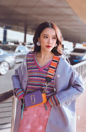 黄一琳清新甜美机场照图片_8