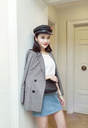黄一琳刺绣短裙大秀美腿性感街拍写真图片_2