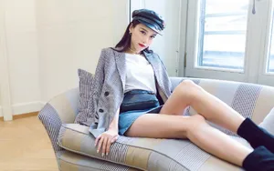 黄一琳刺绣短裙大秀美腿性感街拍写真图片_4