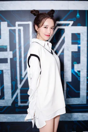 黄一琳丸子头俏皮活动写真图片_3