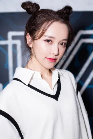 黄一琳丸子头俏皮活动写真图片_4