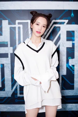黄一琳丸子头俏皮活动写真图片_5