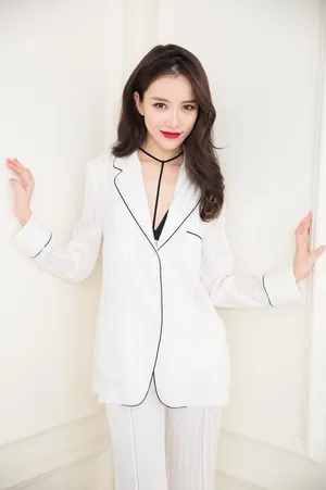 黄一琳白色睡衣风冷艳写真图片