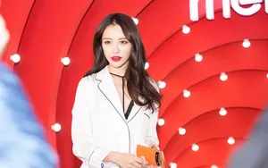 黄一琳白色睡衣风冷艳写真图片_2