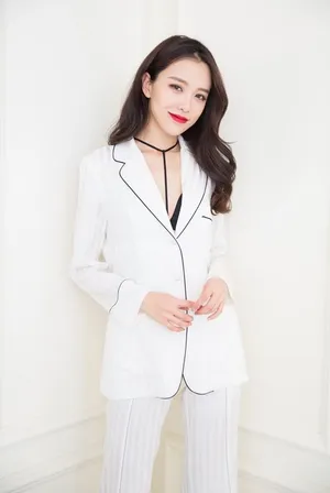 黄一琳白色睡衣风冷艳写真图片_8