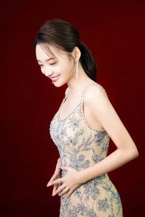 林源优雅性感活动写真图片