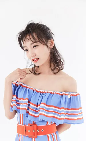 林源性感露肩写真图片