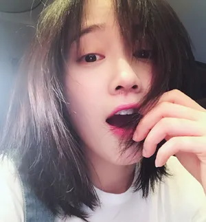 郑湫泓俏皮可爱自拍照
