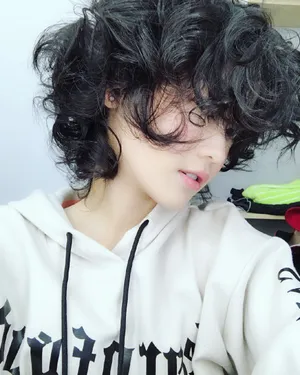郑湫泓俏皮可爱自拍照_4