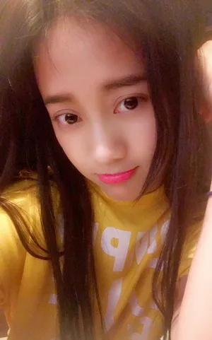 郑湫泓俏皮可爱自拍照_11