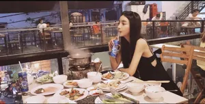 马梦乔甜美可爱街拍图片