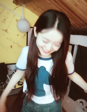 金雯昕俏皮居家生活照片