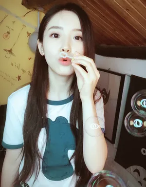 金雯昕俏皮居家生活照片_3