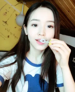 金雯昕俏皮居家生活照片_5