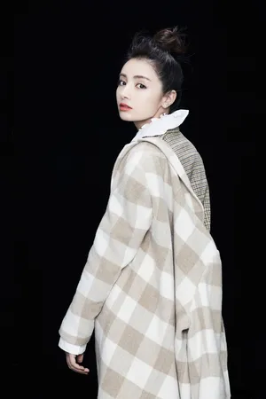 麦迪娜格纹西装时尚写真图片_3