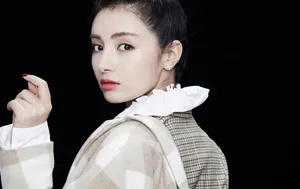 麦迪娜格纹西装时尚写真图片_4