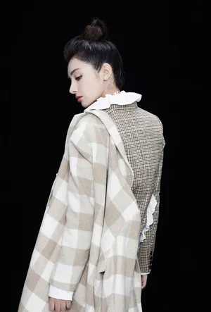 麦迪娜格纹西装时尚写真图片_5
