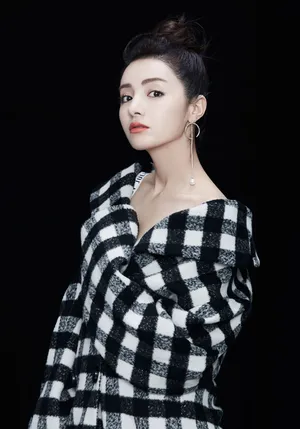 麦迪娜性感露肩时尚写真图片_2