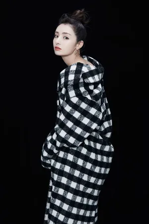麦迪娜性感露肩时尚写真图片_4