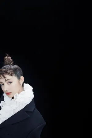 麦迪娜甜美干练时尚写真图片