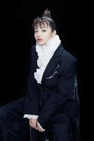 麦迪娜甜美干练时尚写真图片_5