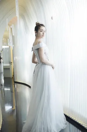 麦迪娜优雅迷人图片_3