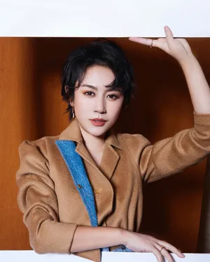 马丽短发利落性感时尚写真图片_3